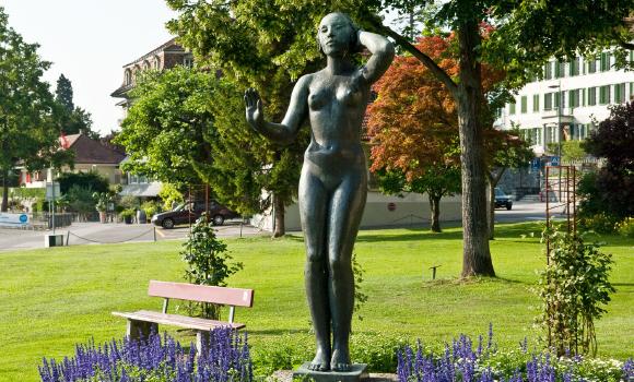 Brahmsdenkmal: Lauschende Mädchenfigur