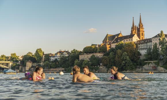 Rheinschwimmen durch die historische Altstadt