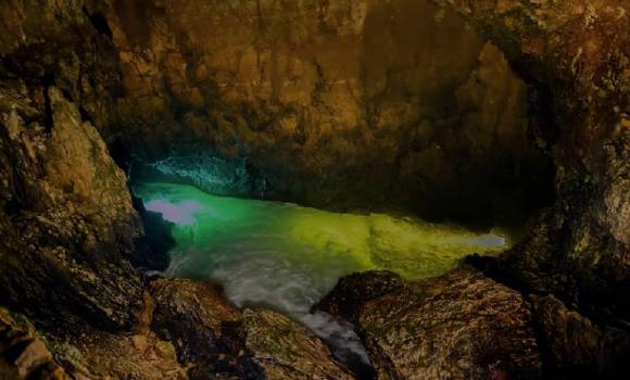 Grotta carsica: il fiume sotterraneo